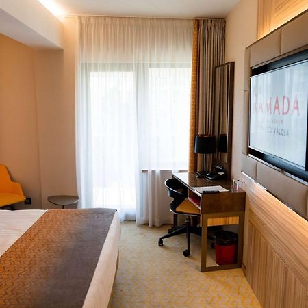 Ramada By Wyndham Ramnicu Valcea Hotel Buitenkant foto