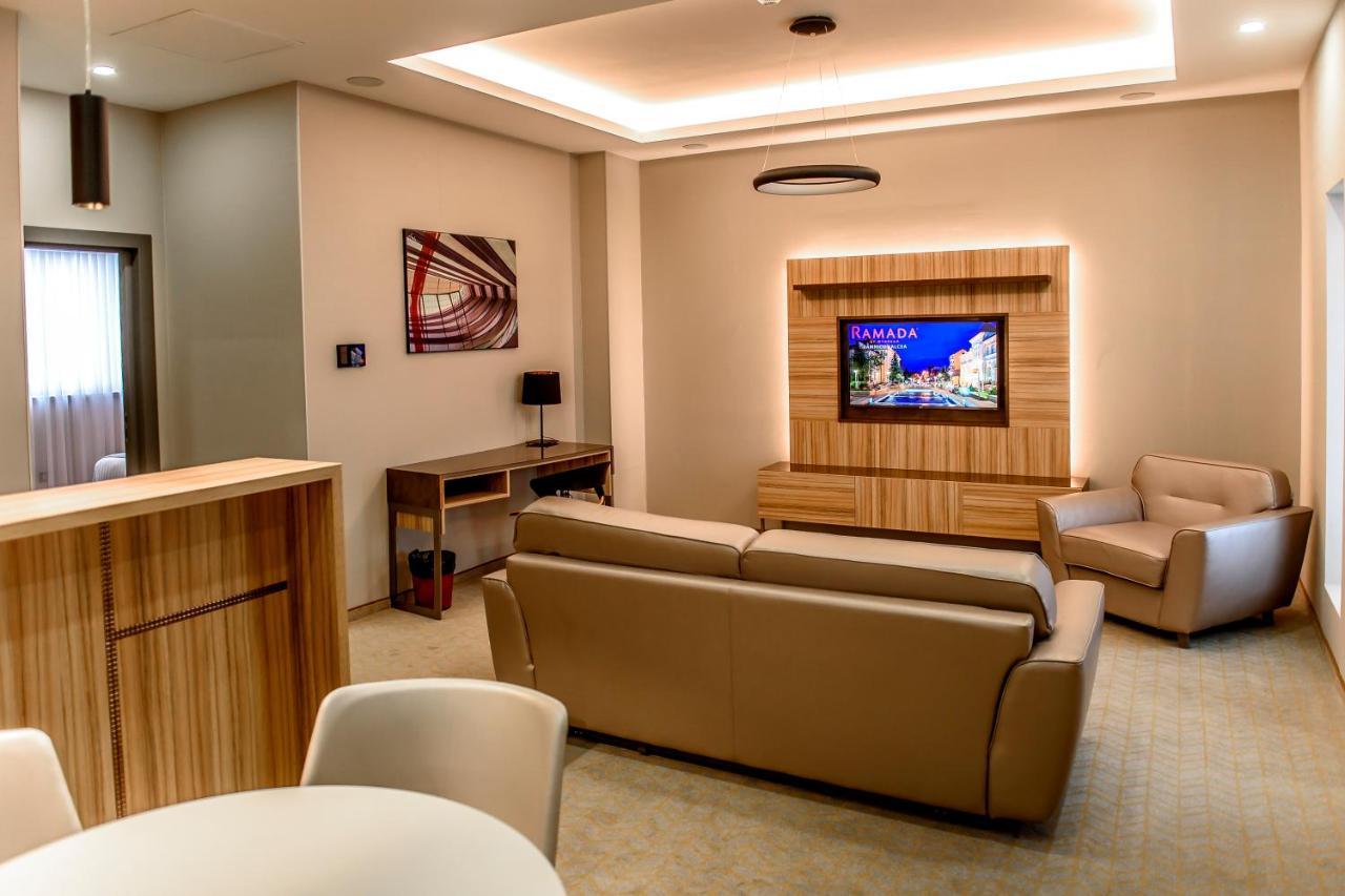 Ramada By Wyndham Ramnicu Valcea Hotel Buitenkant foto
