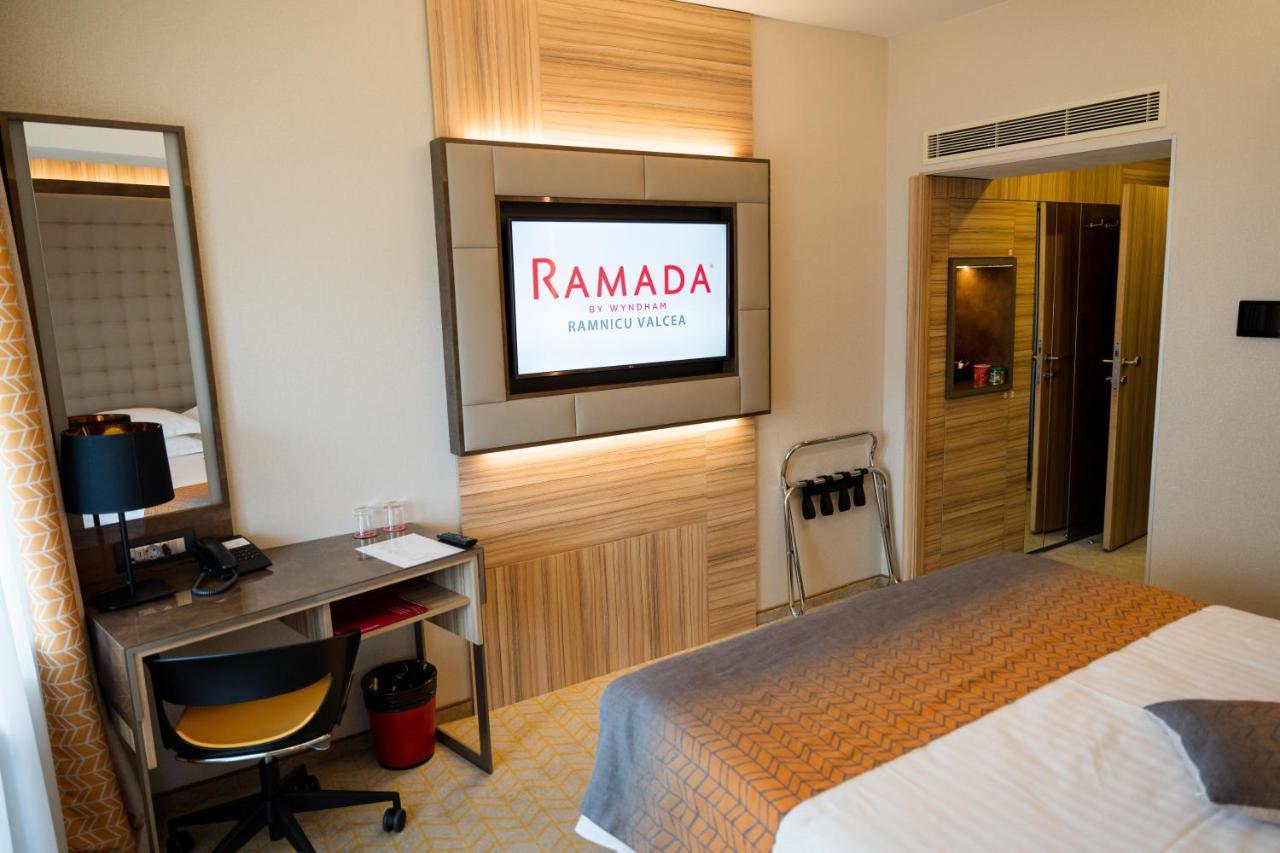 Ramada By Wyndham Ramnicu Valcea Hotel Buitenkant foto