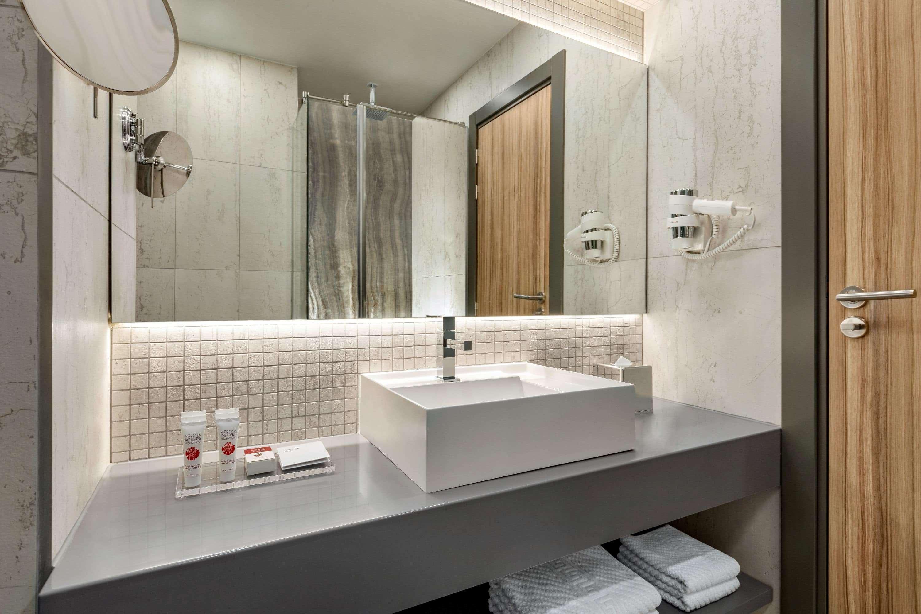 Ramada By Wyndham Ramnicu Valcea Hotel Buitenkant foto