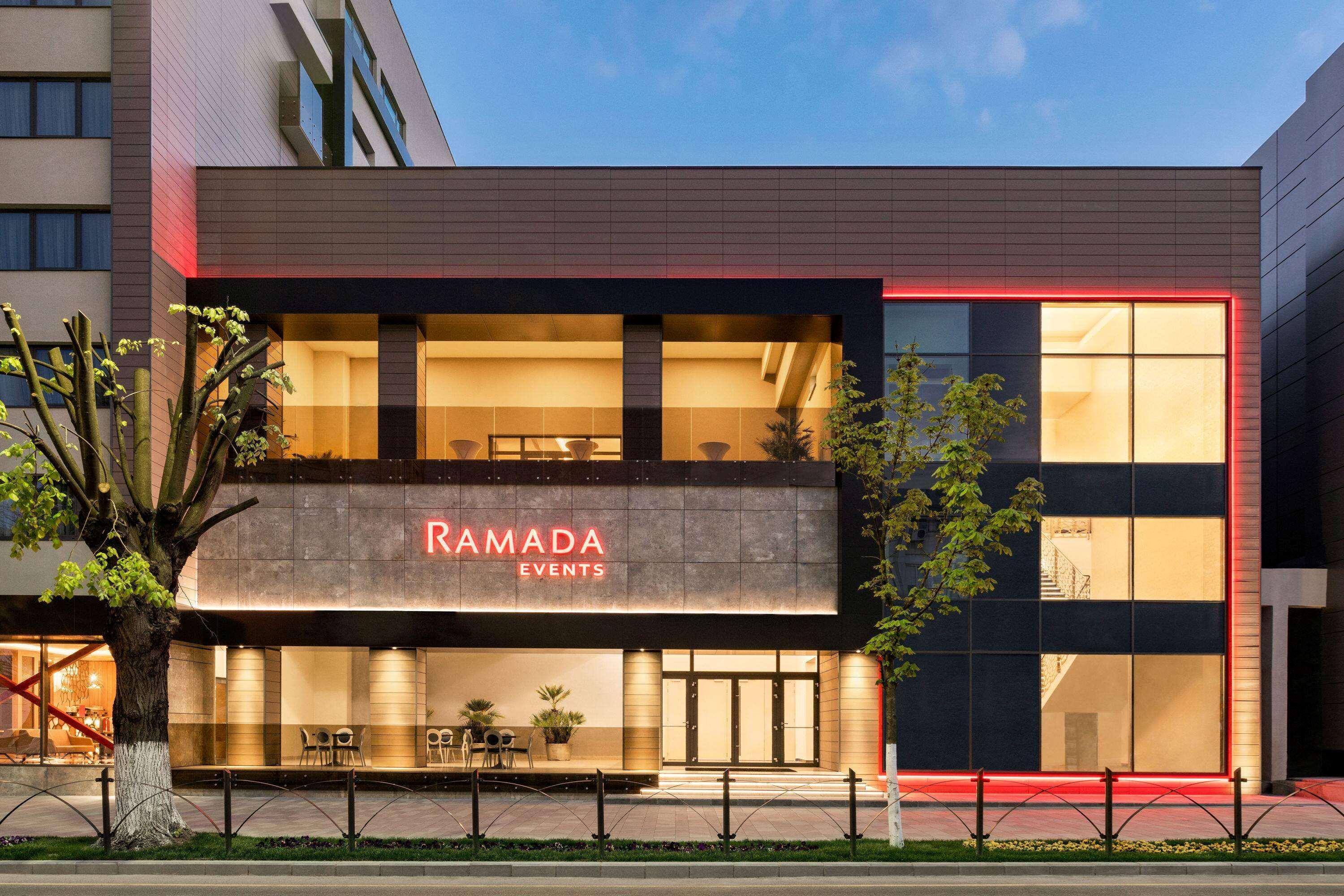 Ramada By Wyndham Ramnicu Valcea Hotel Buitenkant foto