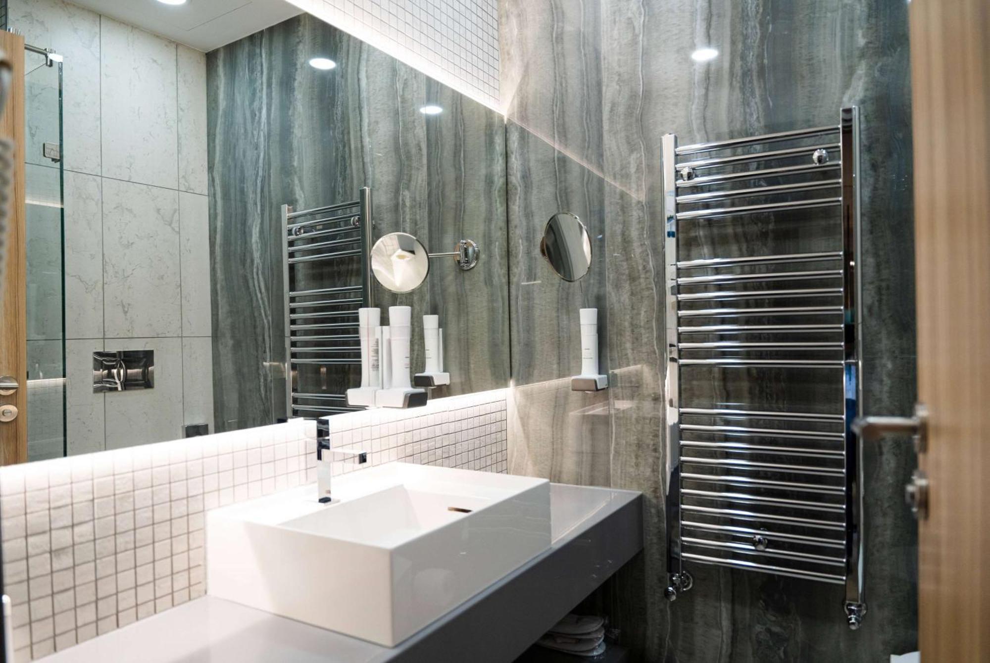 Ramada By Wyndham Ramnicu Valcea Hotel Buitenkant foto