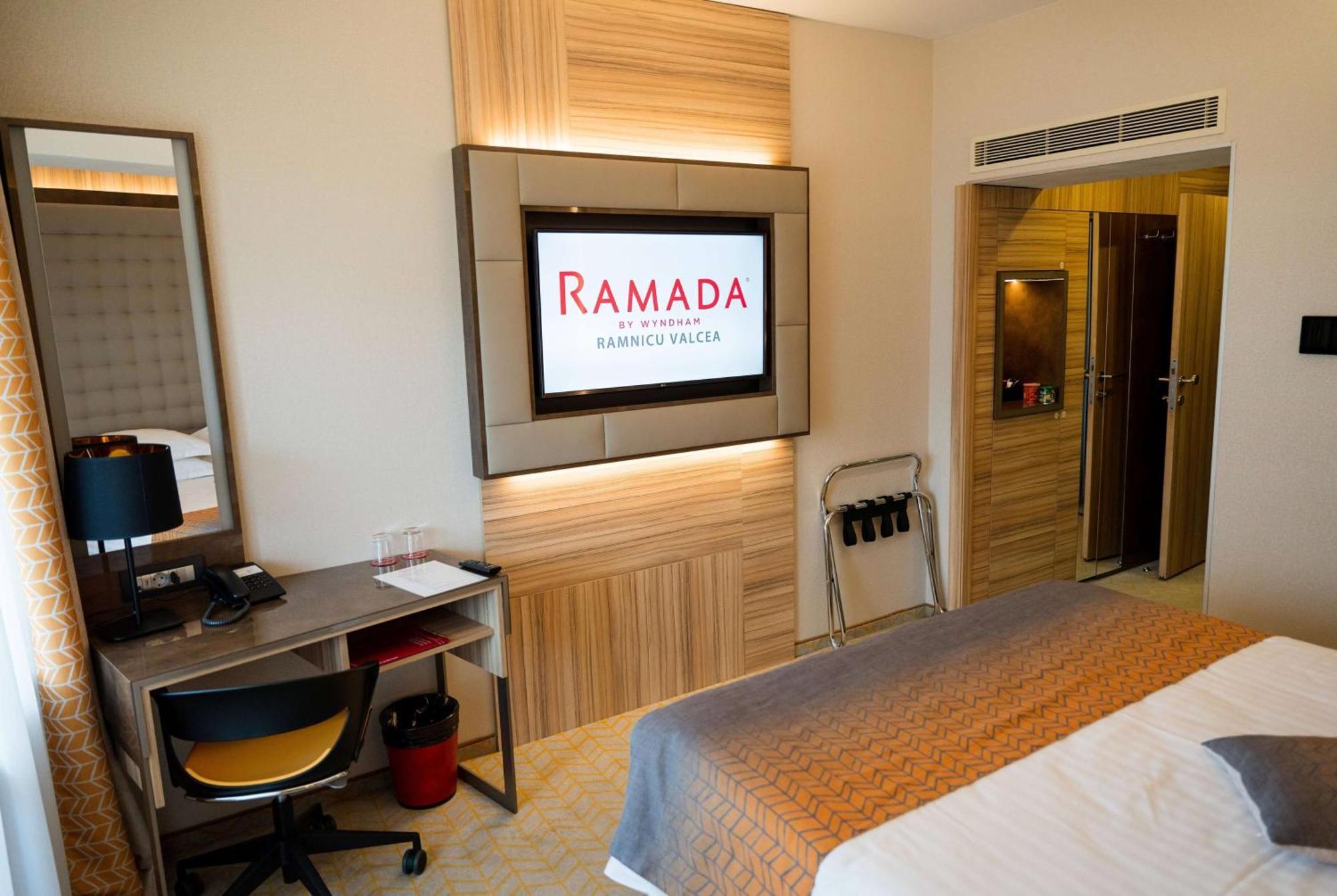 Ramada By Wyndham Ramnicu Valcea Hotel Buitenkant foto
