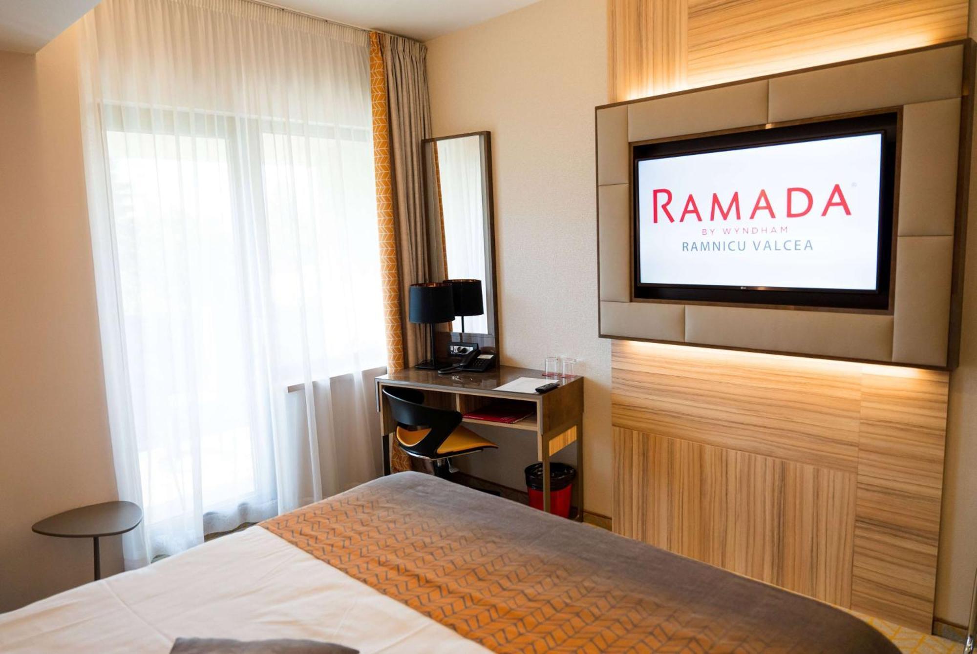 Ramada By Wyndham Ramnicu Valcea Hotel Buitenkant foto