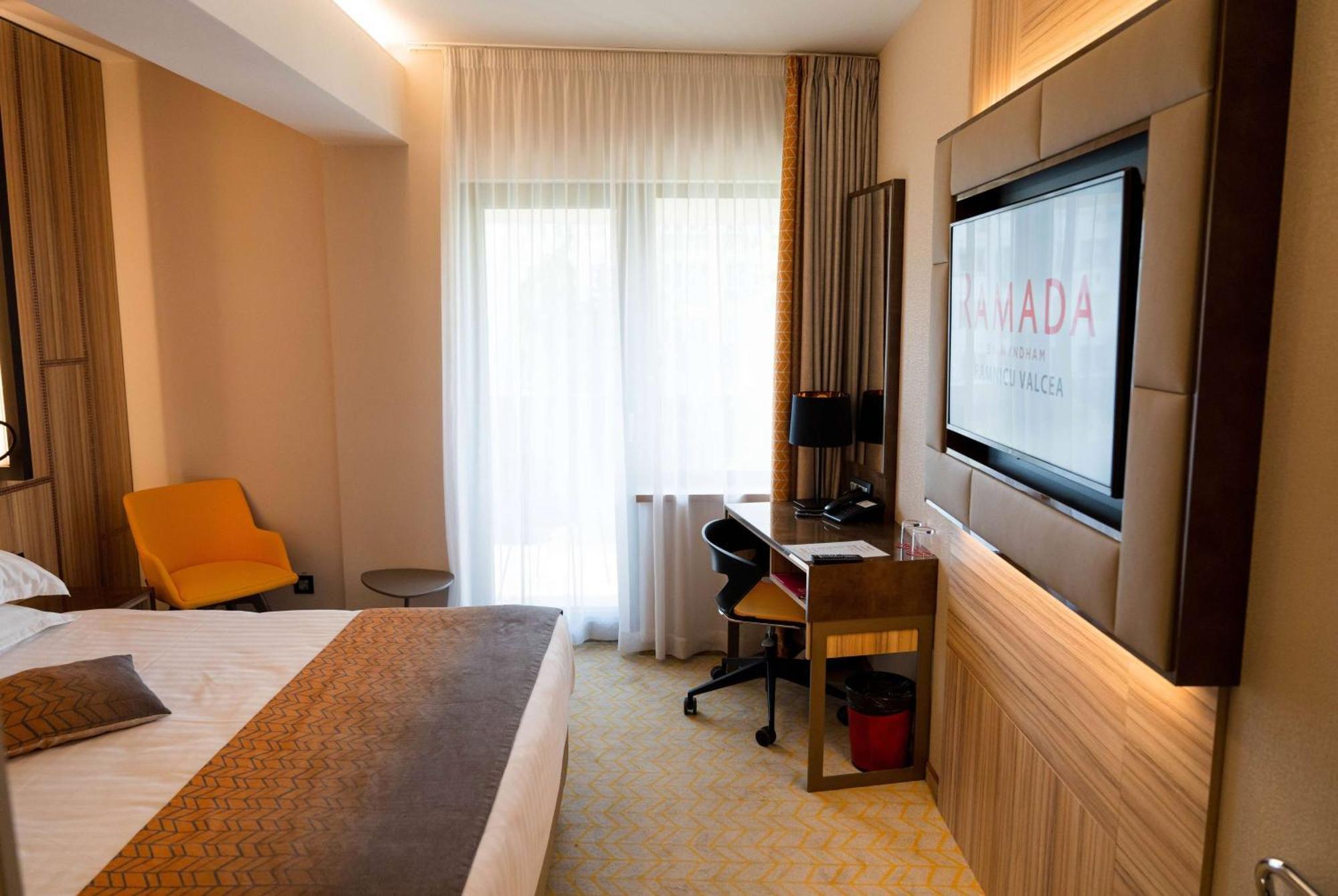 Ramada By Wyndham Ramnicu Valcea Hotel Buitenkant foto