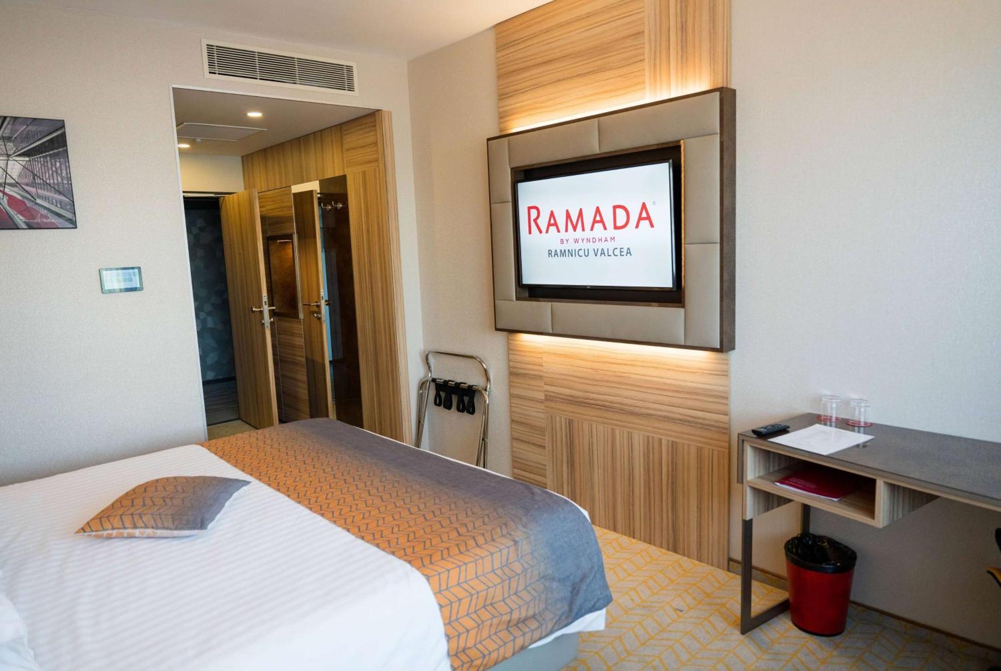 Ramada By Wyndham Ramnicu Valcea Hotel Buitenkant foto