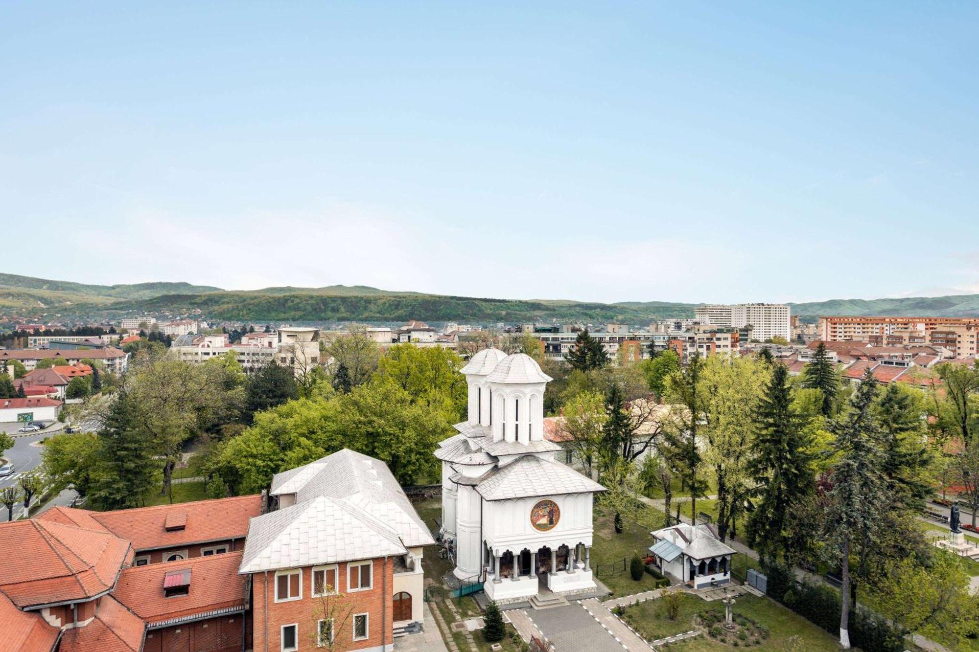 Ramada By Wyndham Ramnicu Valcea Hotel Buitenkant foto
