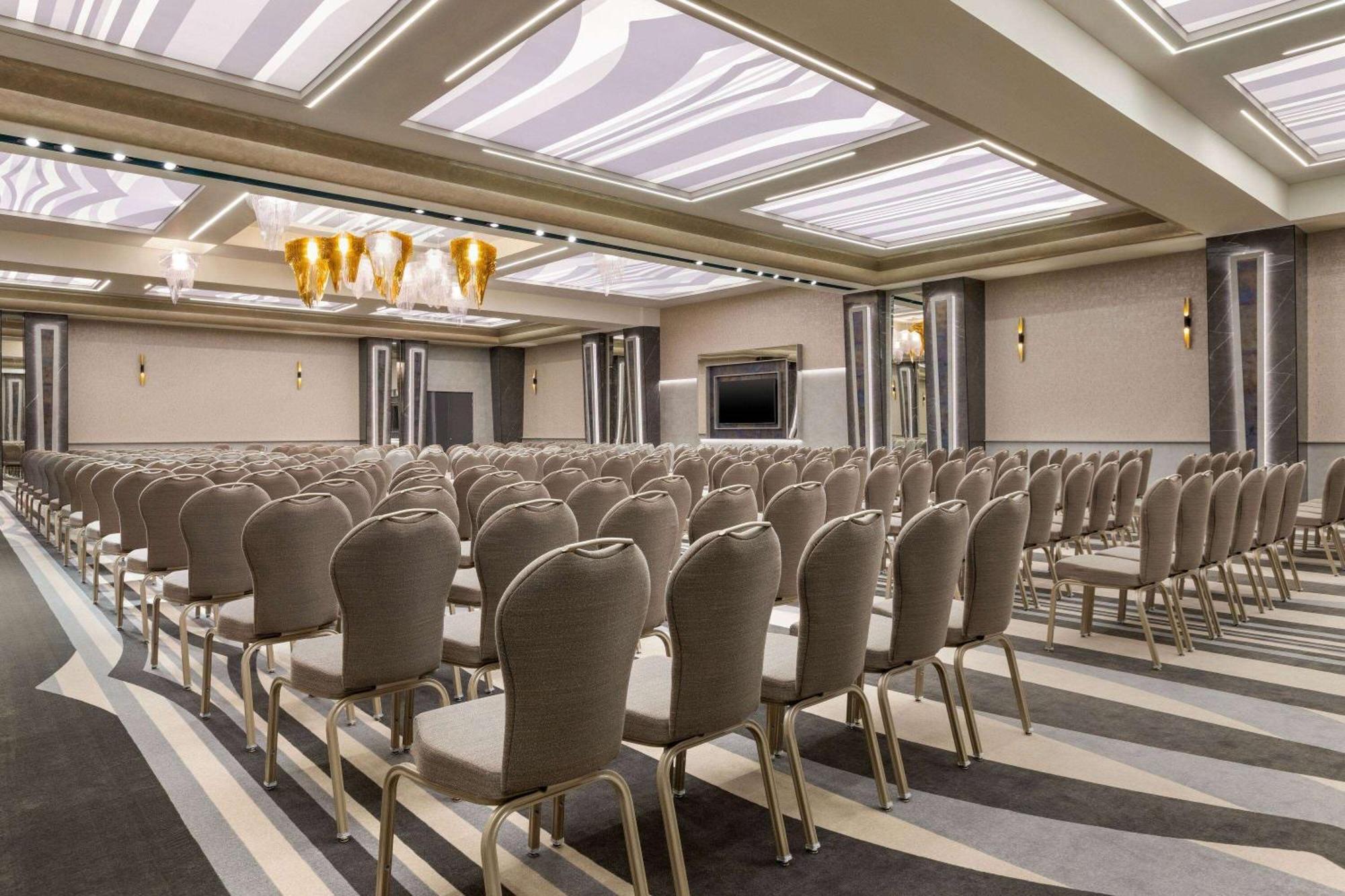 Ramada By Wyndham Ramnicu Valcea Hotel Buitenkant foto