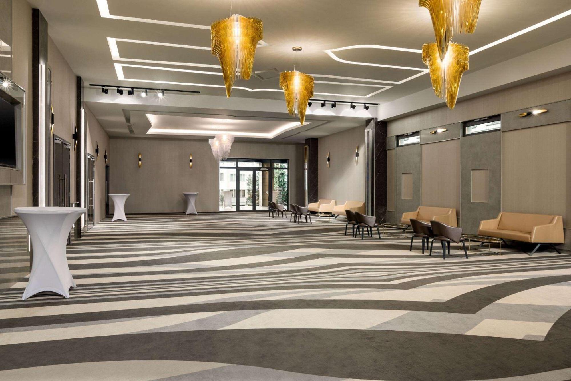 Ramada By Wyndham Ramnicu Valcea Hotel Buitenkant foto