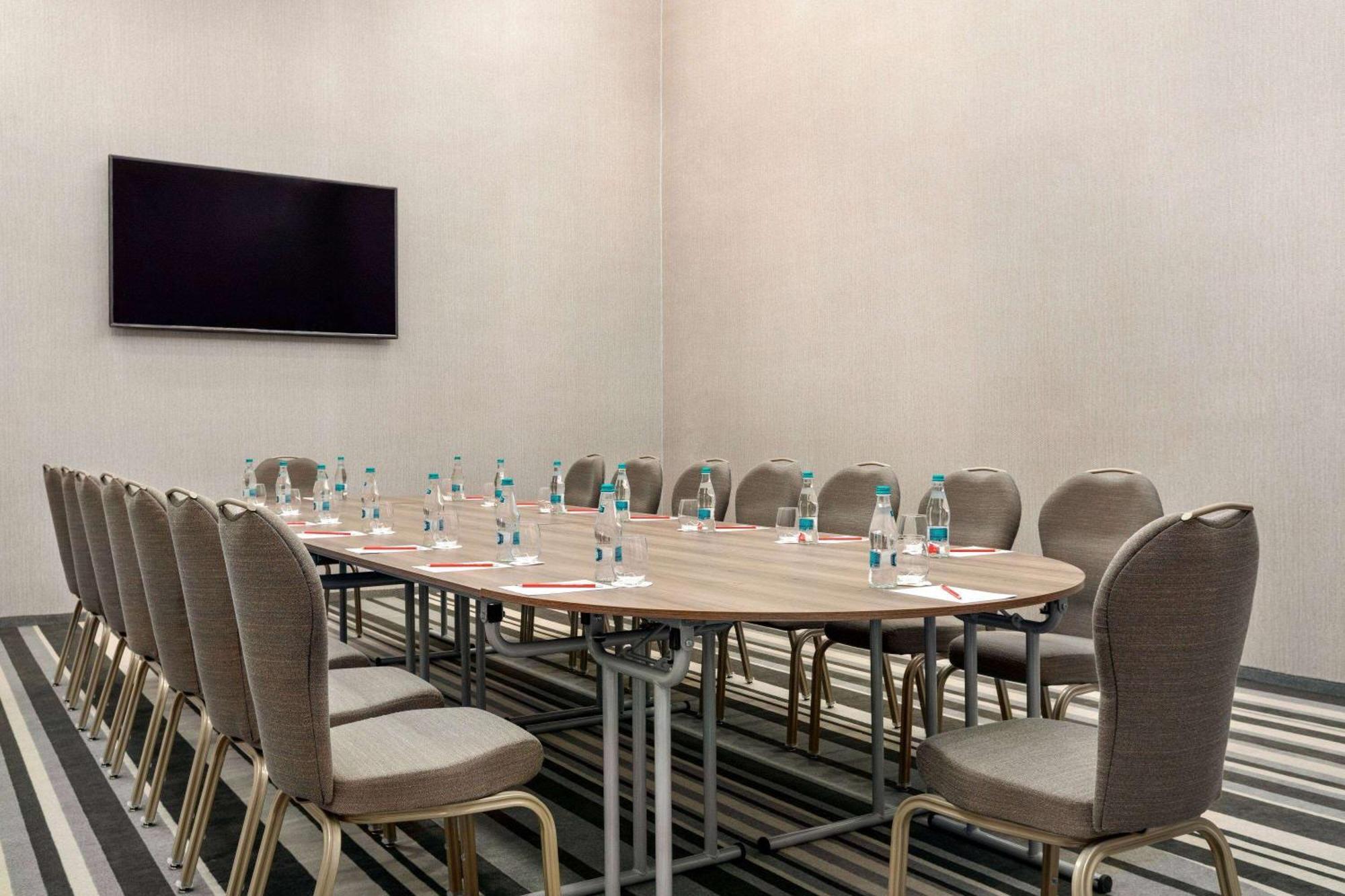 Ramada By Wyndham Ramnicu Valcea Hotel Buitenkant foto