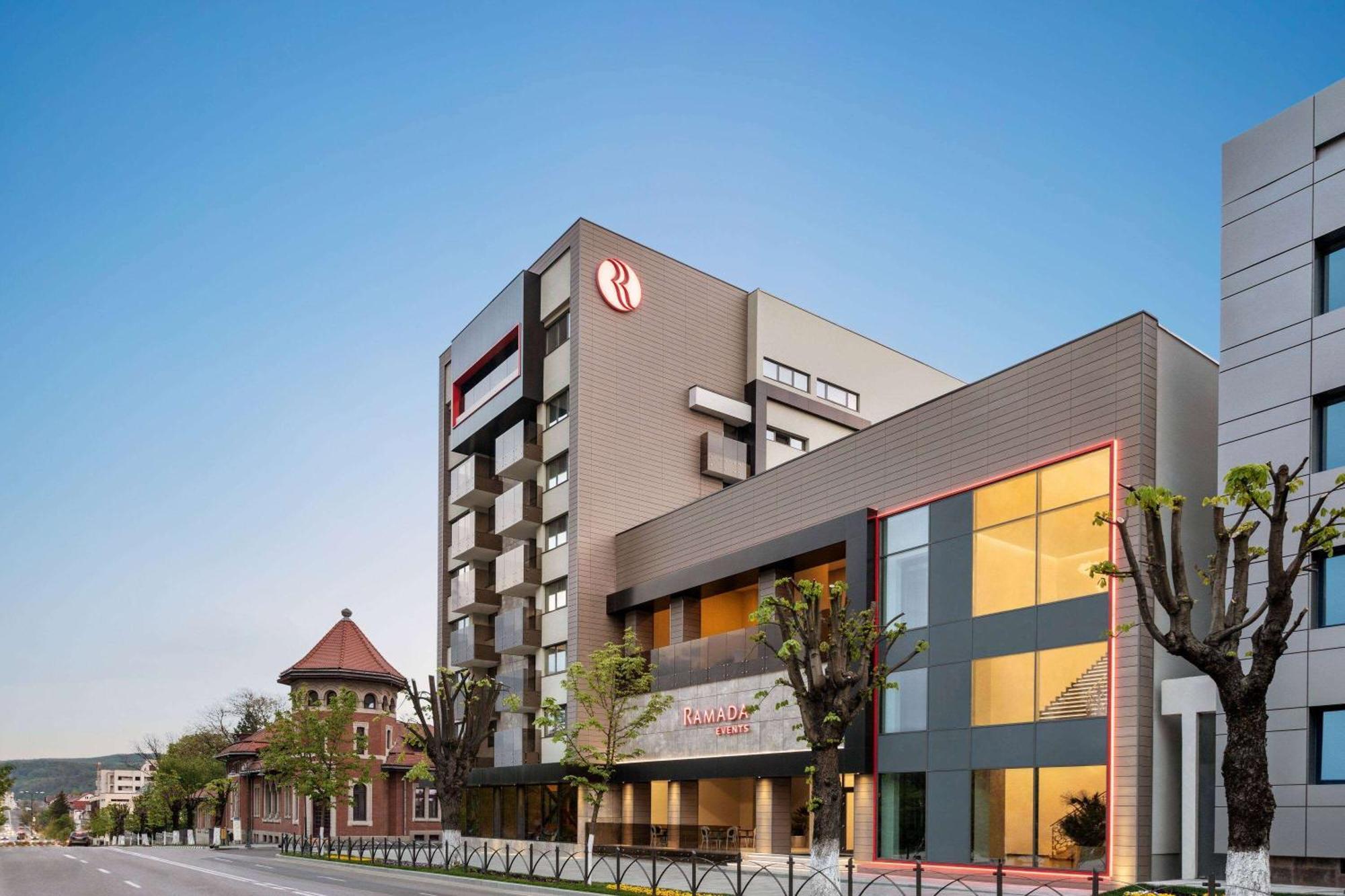 Ramada By Wyndham Ramnicu Valcea Hotel Buitenkant foto