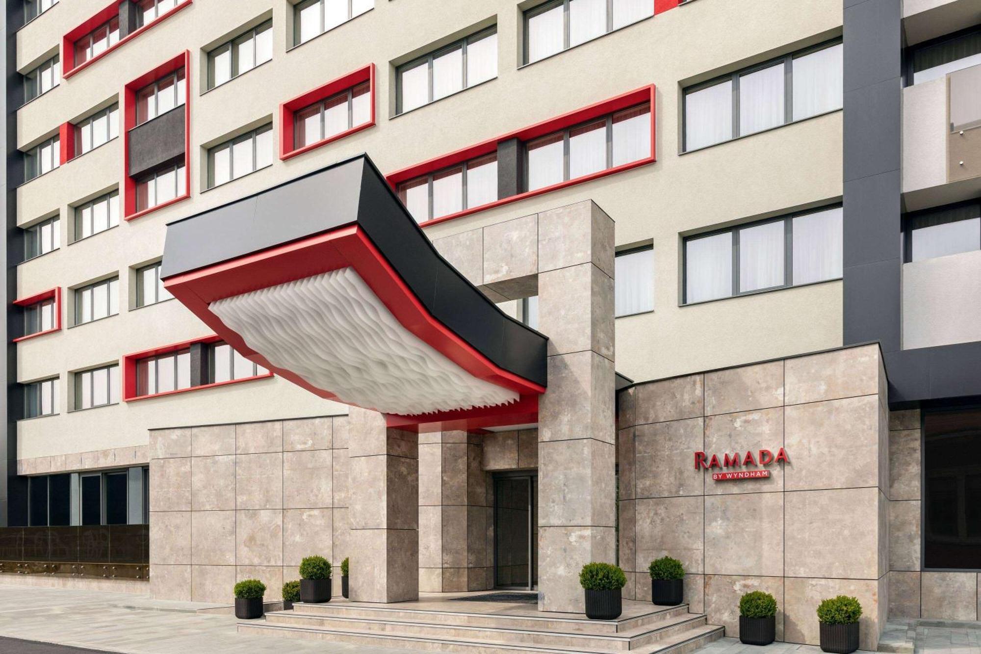 Ramada By Wyndham Ramnicu Valcea Hotel Buitenkant foto
